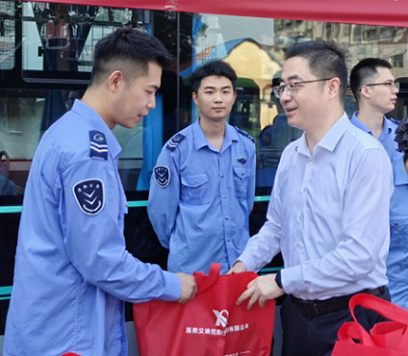 炎炎夏日送清涼 凝心聚力加油干